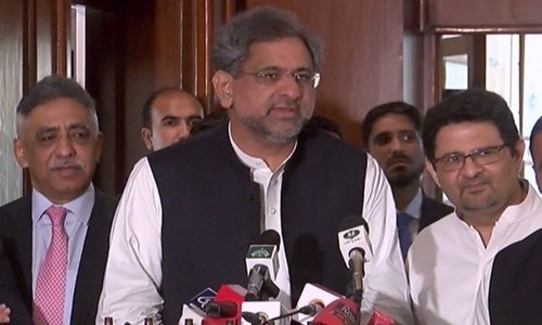 In farewell budget, govt showers business with incentives In farewell budget, govt showers business with incentives