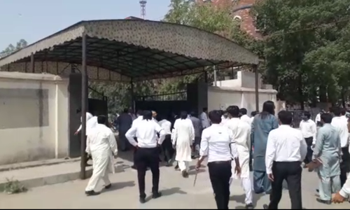 Lawyers attack Faisalabad CPO office in protest against colleagues' FIR