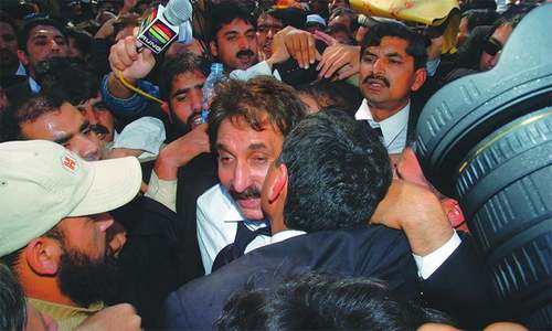 Lawyer seeks action against those who detained former CJP