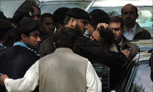 Police officer convicted of roughing up ex-CJP seeks forgiveness from SC