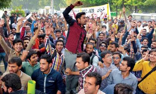 Students protest principal&rsquo;s &lsquo;misbehaviour&rsquo;