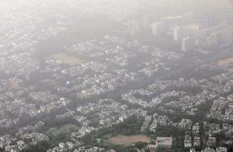 Delhi chokes under haze, dust