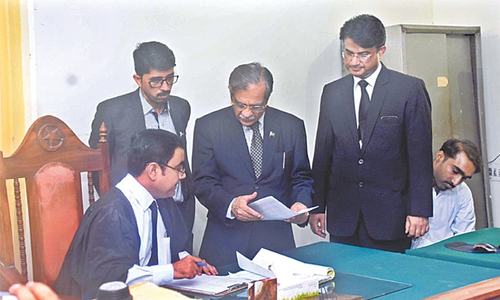 CJP chides Larkana judge over mobile phone in courtroom CJP chides Larkana judge over mobile phone in courtroom