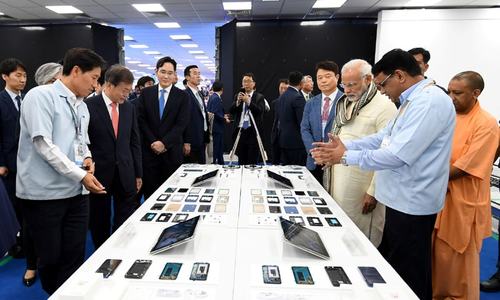 Samsung opens world&rsquo;s largest phone factory in India