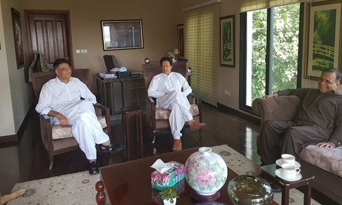 .ڈاکٹر امجد عمران خان کے ہمراہ بنی گالہ میں موجود ہیں&mdash;فوٹو: فہد چوہدری