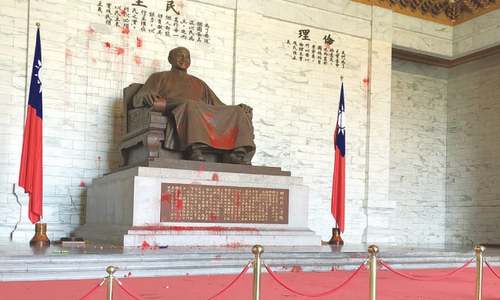 Taiwan protesters pelt paint at Chiang Kai-shek statue