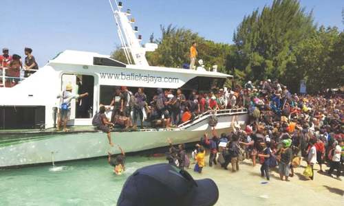 Tourists flee Indonesian island as quake toll hits 98