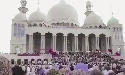 China delays mosque demolition after protest