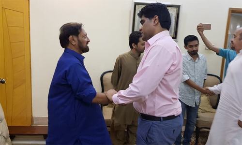 PTI MPA visits, apologises to man he slapped earlier during traffic brawl