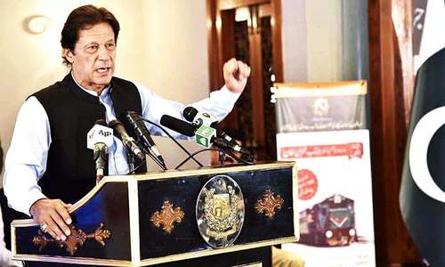 PM Khan woos bureaucracy, promises to protect it from political pressure PM Khan woos bureaucracy, promises to protect it from political pressure