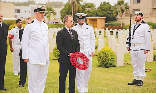 Royal Navy&rsquo;s &lsquo;Guided Missile Frigate&rsquo; arrives, crew pays respects to war dead