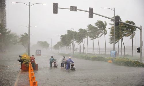 Several dead in Philippines as typhoon heads towards Hong Kong Several dead in Philippines as typhoon heads towards Hong Kong