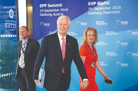 EU pushes October Brexit agreement, threatens no deal