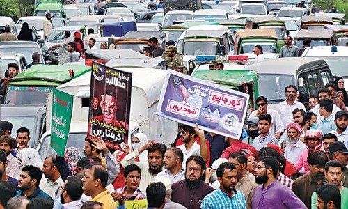Eden housing scam affectees protest outside PM Imran&rsquo;s house