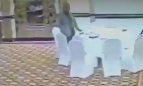Bureaucrat caught stealing Kuwaiti delegate&rsquo;s wallet suspended