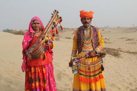 Ajmal Laal Bheel, accompanied by a troupe dancer, in Rahim Yar Khan, Cholistan.