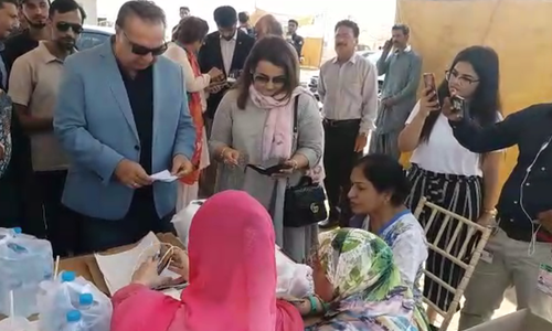 Governor Sindh Imran Ismail casts his vote in Karachi.— DawnNewsTV