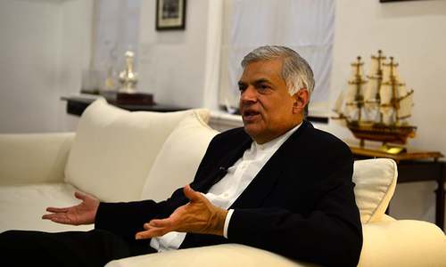 Sri Lanka rivals target defectors to end political crisis