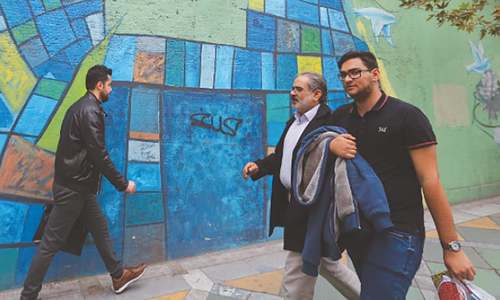 US reimposes tough curbs on Iran&rsquo;s oil, banking industry