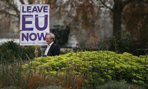 UK business backs May&rsquo;s Brexit deal but plans for the worst