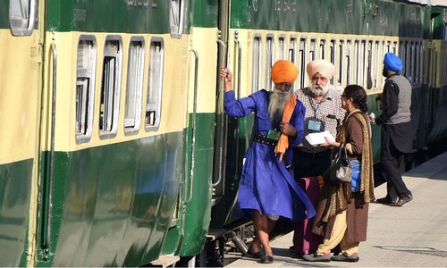 Thousands of Sikh pilgrims arrive in Pakistan to celebrate Guru Nanak's birth anniversary: FO Thousands of Sikh pilgrims arrive in Pakistan to celebrate Guru Nanak's birth anniversary: FO