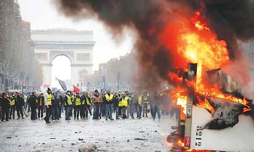 Protesters, police clash on Paris thoroughfare Protesters, police clash on Paris thoroughfare