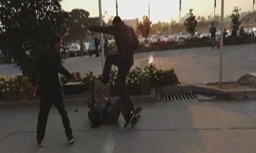 FIR registered against Nawaz Sharif's security guards for assaulting cameraman