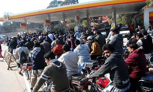 LHC issues directives to ban sale of petrol to motorcyclists without helmets