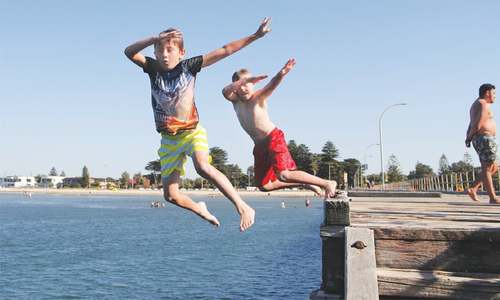 Heatwave sears Australia&rsquo;s southeast, fans fire, health concerns