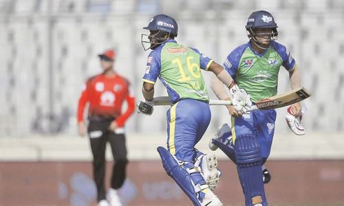 Warner, Smith fall cheaply on BPL debut Warner, Smith fall cheaply on BPL debut