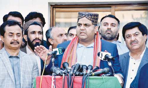 Fawad warns PPP of &lsquo;practical&rsquo; steps if Murad not removed