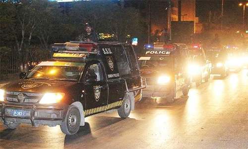 Couple caught in crossfire between police, suspects in Karachi