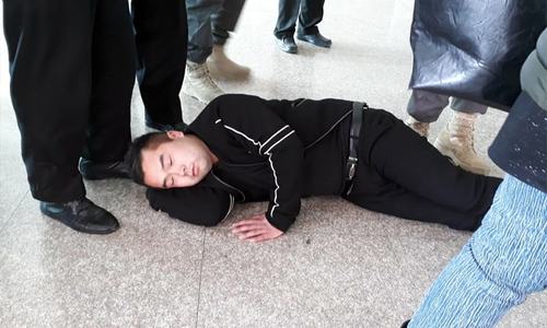 Chinese men protest customs duty on cellphones &mdash; by lying on floor at Islamabad airport