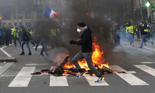 France&rsquo;s &lsquo;yellow vests&rsquo; rail at police violence
