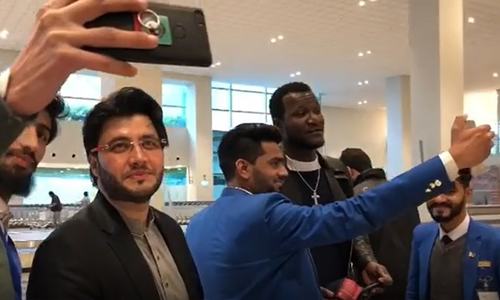 Zalmi skipper Darren Sammy arrives in Pakistan to overwhelming welcome from fans