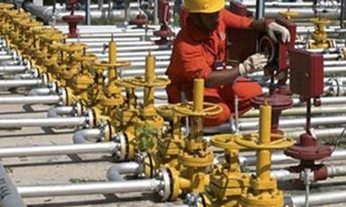 Govt orders increase in LNG imports, furnace oil stocks