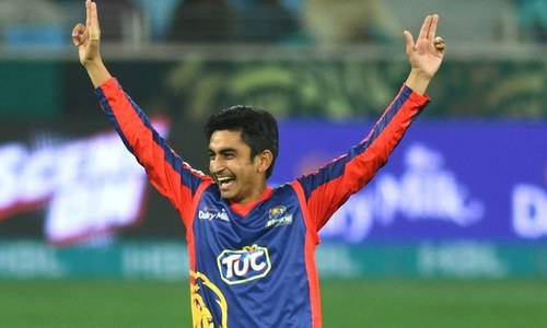 پی ایس ایل:عمرخان، اے بی ڈی ولیئرز کو آؤٹ کرکے اسٹار بن گئے