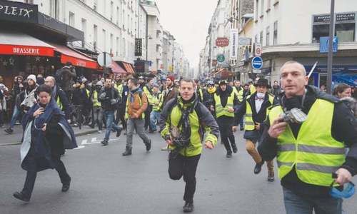 Thousands march as France&rsquo;s &lsquo;yellow vest&rsquo; protests rumble on