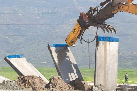 Trump&rsquo;s border wall prototypes demolished