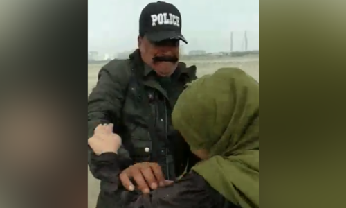 4 policemen dismissed from service for misbehaving with couple at Karachi's Sea View
