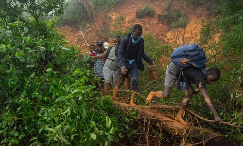 Over 100 dead after cyclone hits Mozambique, Zimbabwe Over 100 dead after cyclone hits Mozambique, Zimbabwe