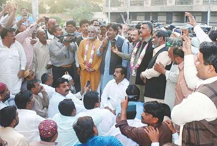 Teachers end protest after Sindh govt accepts their nine demands