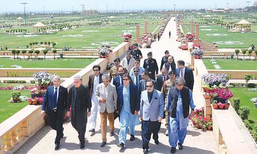 PM announces Rs162bn package for development of Karachi