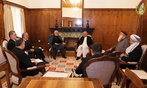 Afghan president, politicians discuss peace process