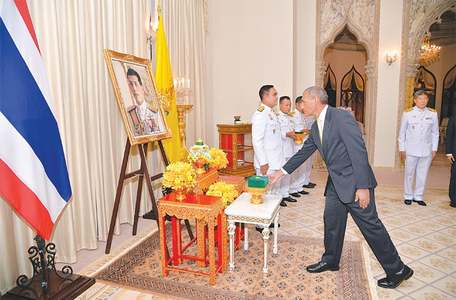 Thai king confers awards on two Australian divers for rescue of cave boys