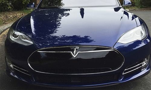 Tesla shows off self-driving technology to investors