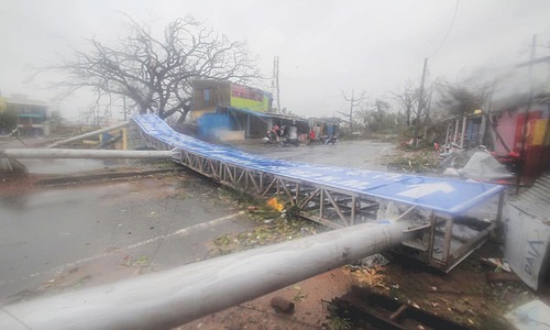 Major cyclone kills three in India, Bangladesh