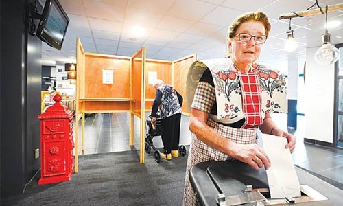 Populists eye upsets as UK, Netherlands open EU elections