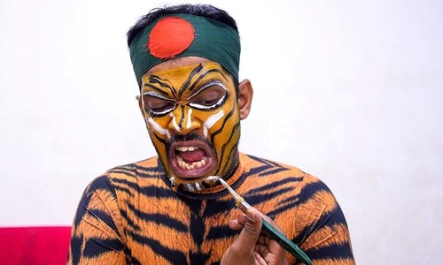 Superfan risks bribes, injury to see BD idols