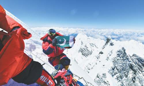 MOUNTAINEERING: EYES ON EVEREST